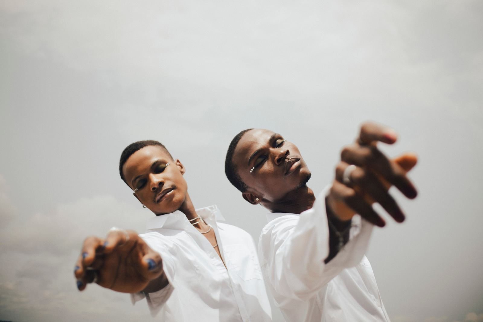 Retrato doble con cielo nublado